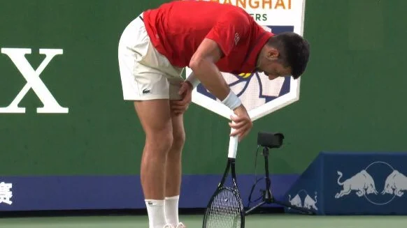 Djokovic nôn trên sân nhưng vẫn ngược dòng giành chiến thắng sau gần 3 giờ thi đấu