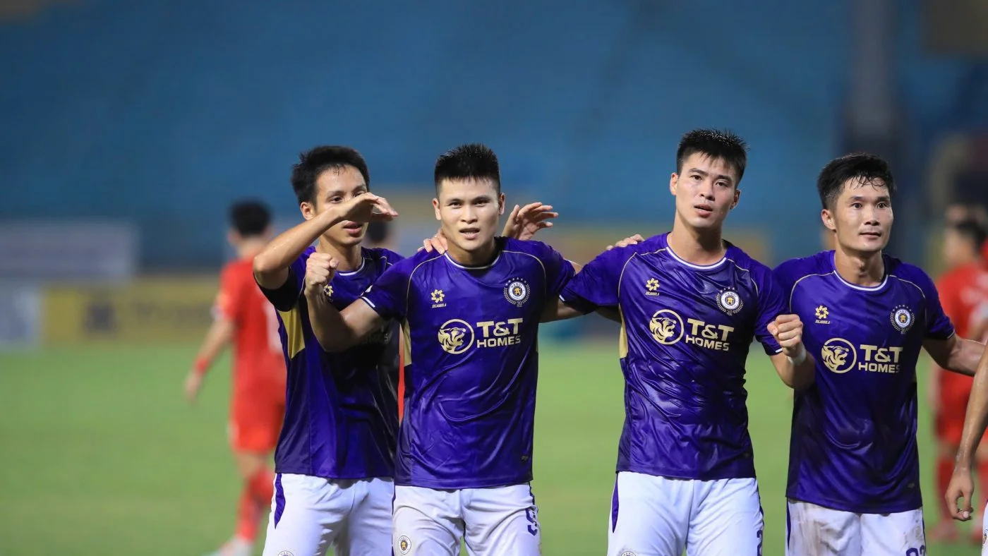 2 tuyển thủ Việt Nam ghi bàn ở derby thủ đô, HLV Kim Sang Sik nhận tin vui trước trận đấu quan trọng