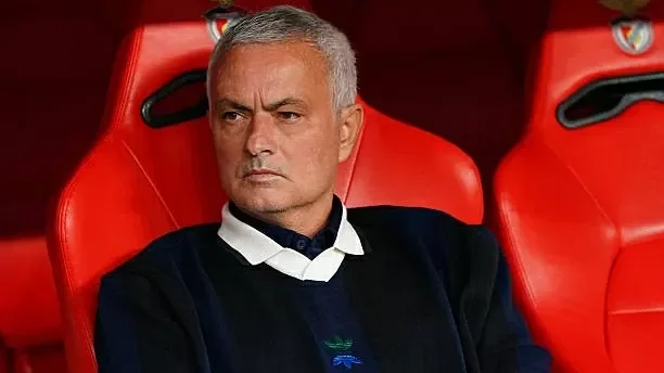 Hết phép, HLV Jose Mourinho đối diện nguy cơ bị sa thải