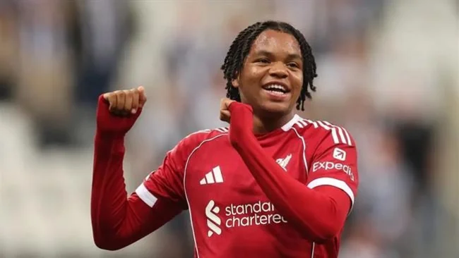 Liverpool vướng vào cuộc chiến pháp lý với Chelsea vì Rio Ngumoha