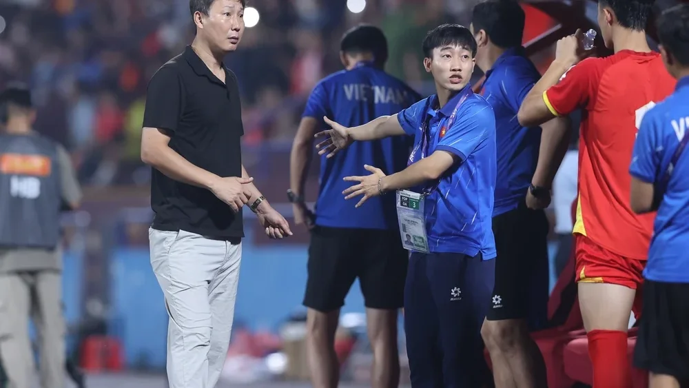 HLV Kim Sang Sik mong V-League sớm trở lại