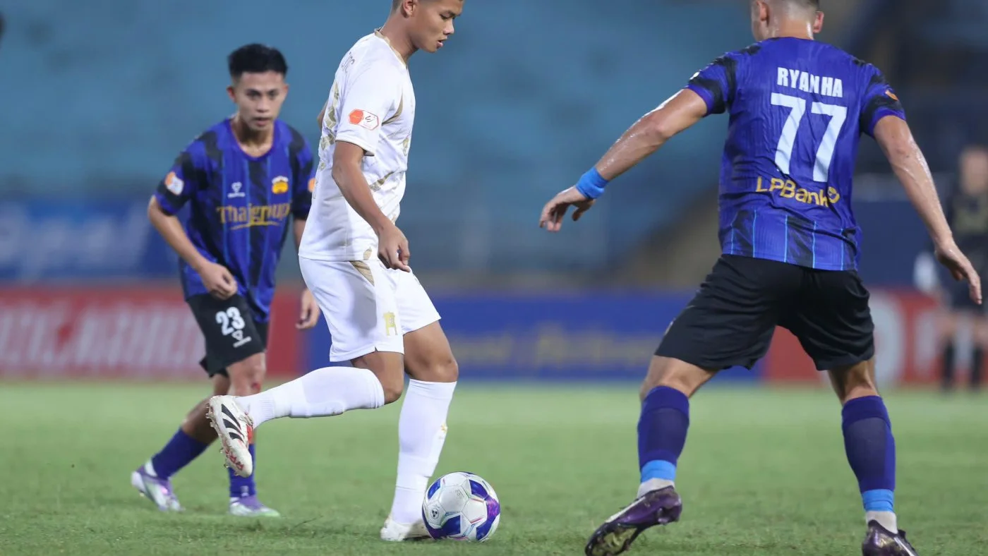 Thủ môn cao 1m91 của HAGL thi đấu xuất sắc, làm nản lòng hàng loạt chân sút của Hà Nội FC ở Hàng Đẫy