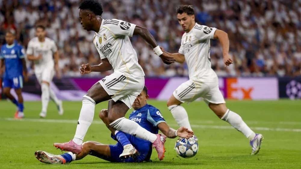 Huyền thoại Real Madrid cho rằng đội nhà không xứng đáng thắng Marseille vì quyết định gây tranh cãi