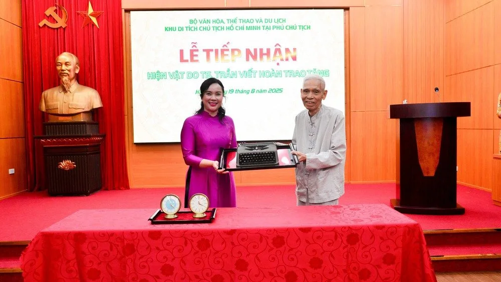 Khu Di tích Phủ Chủ tịch tiếp nhận hiện vật do người cận vệ trung thành của Bác Hồ trao tặng