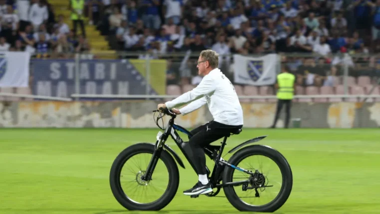 Ralf Rangnick gây chú ý khi cưỡi xe đạp điện băng qua sân
