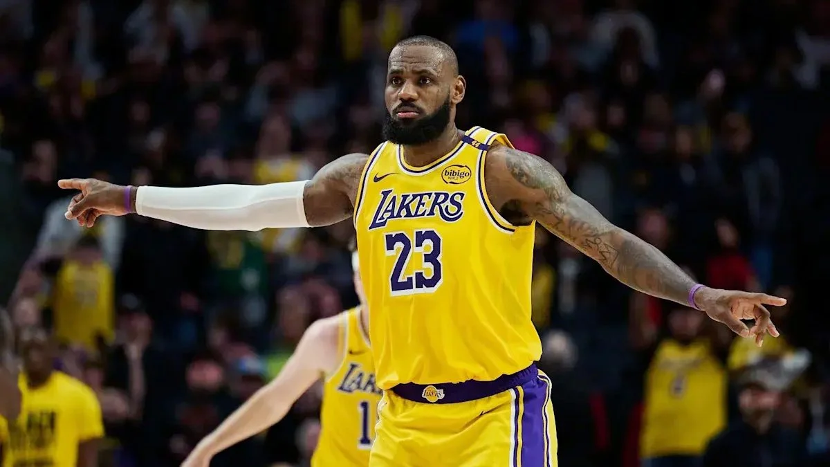 LeBron James dính chấn thương lạ, ngồi ngoài giai đoạn hội quân với Los Angeles Lakers