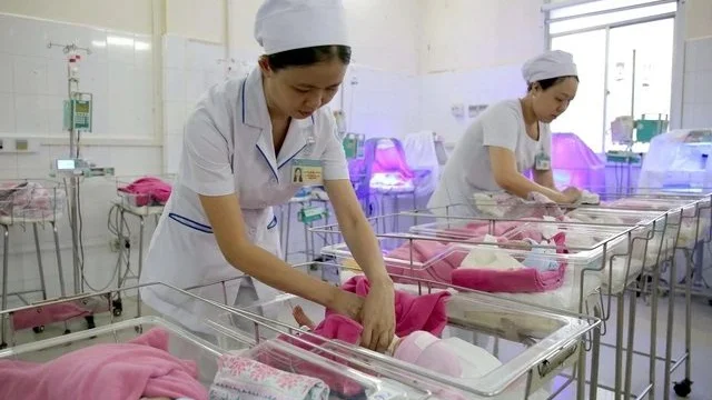 Phụ nữ tại TP HCM sinh đủ 2 con trước 35 tuổi được hỗ trợ 5 triệu đồng