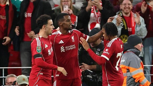 "Song sát" Isak vs Ekitike đều nổ súng, Liverpool lọt vào vòng 4 Carabao Cup