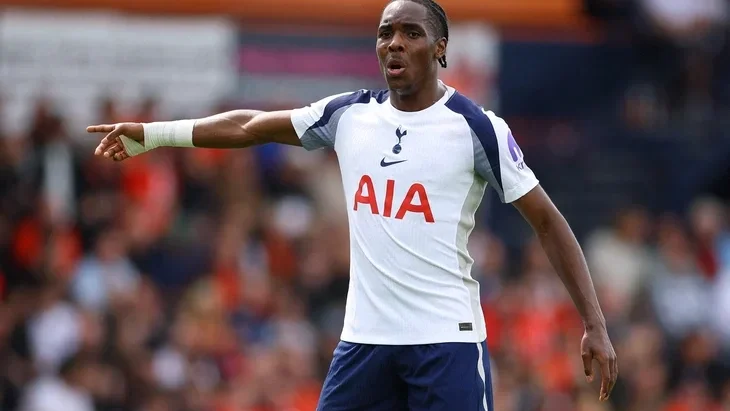 Tottenham quyết đòi lại công bằng cho cầu thủ bị phân biệt chủng tộc