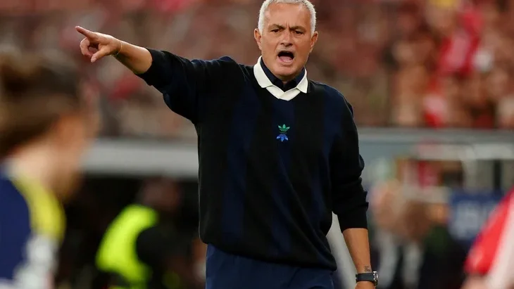 Mourinho làm HLV của Benfica, đội bóng khiến ông bị sa thải 20 ngày trước đó