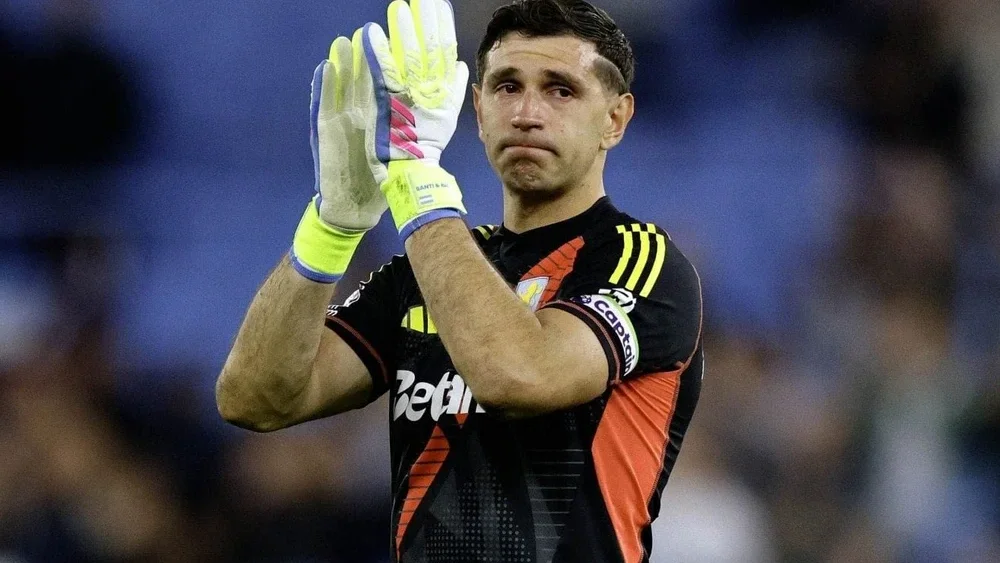 Emiliano Martinez đã tự hủy hoại bản thân lẫn đội bóng