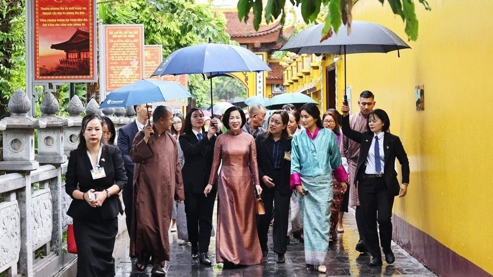 Phu nhân Chủ tịch nước và Hoàng hậu Bhutan thăm chùa Trấn Quốc