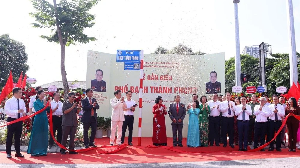 Hà Nội gắn biển tên phố Lê Giản và phố Bạch Thành Phong