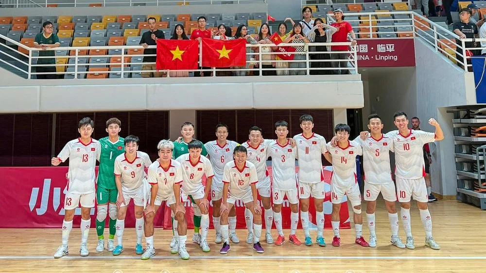 Đội tuyển Futsal Việt Nam nhận thưởng 'nóng', mang niềm vui chiến thắng về nước