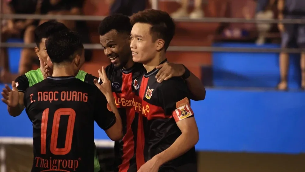 Đội bóng của Hoàng Đức bay cao trong ngày ĐKVĐ V-League trắng tay tại sân Vinh