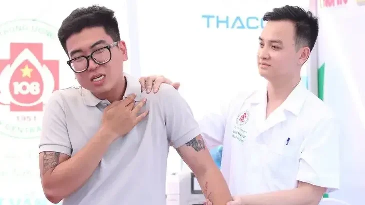 Tổn thương gân cơ trên gai đáng ngại thế nào với người đá bóng?