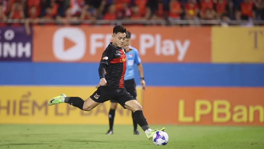 Đức Chiến sút tung lưới CLB cũ, cuộc đua vô địch V-League kịch tính