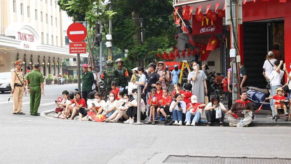 Hà Nội: Người dân ngay ngắn xếp hàng mong chờ đến giờ tổng hợp luyện lần thứ nhất