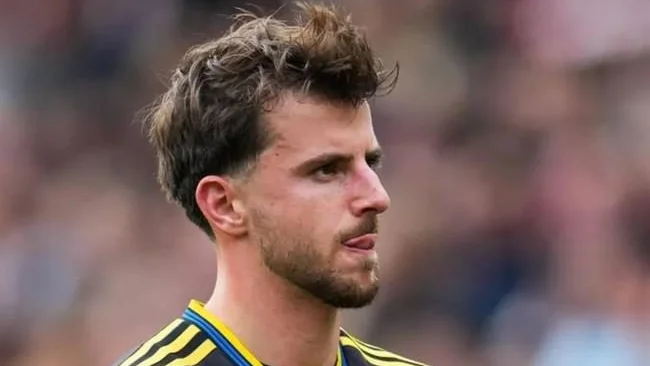 Gary Neville chỉ trích cách Ruben Amorim sử dụng Mason Mount