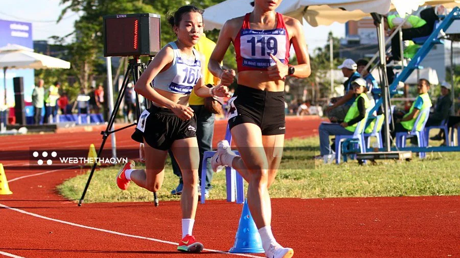 Nguyễn Thị Oanh "tăng tốc 1 vòng" lập hat-trick HCV ở giải Vô địch Điền kinh quốc gia 2025