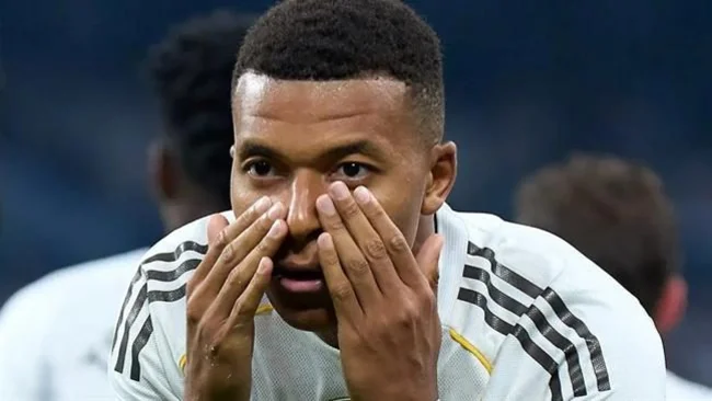 Kylian Mbappe bị chỉ trích vì không có đời sống riêng tư