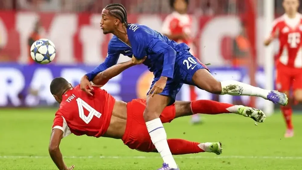 HLV và CĐV Chelsea bức xúc vì hậu vệ Bayern không bị đuổi sau tình huống 'đấu vật' với Joao Pedro
