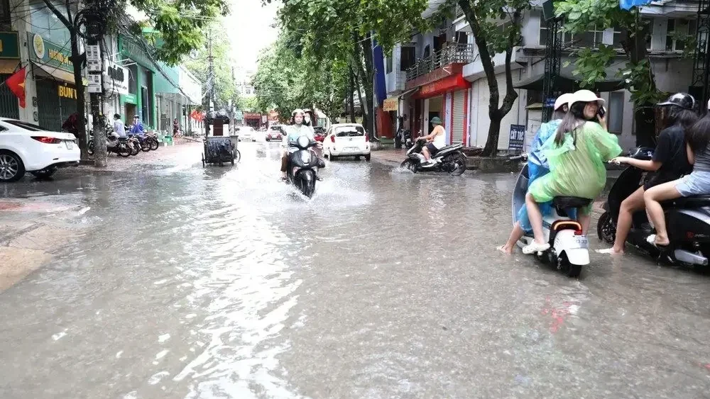 Cảnh báo mưa kèm lốc sét khu vực nội thành Hà Nội