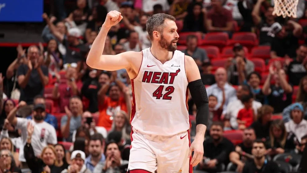 Giữa tin đồn gia nhập Los Angeles Lakers, bạn cũ của LeBron James vẫn hội quân với Utah Jazz