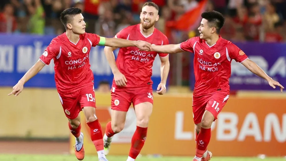 Quang Hải che mờ đương kim vô địch Nam Định, V-League ngày càng hấp dẫn