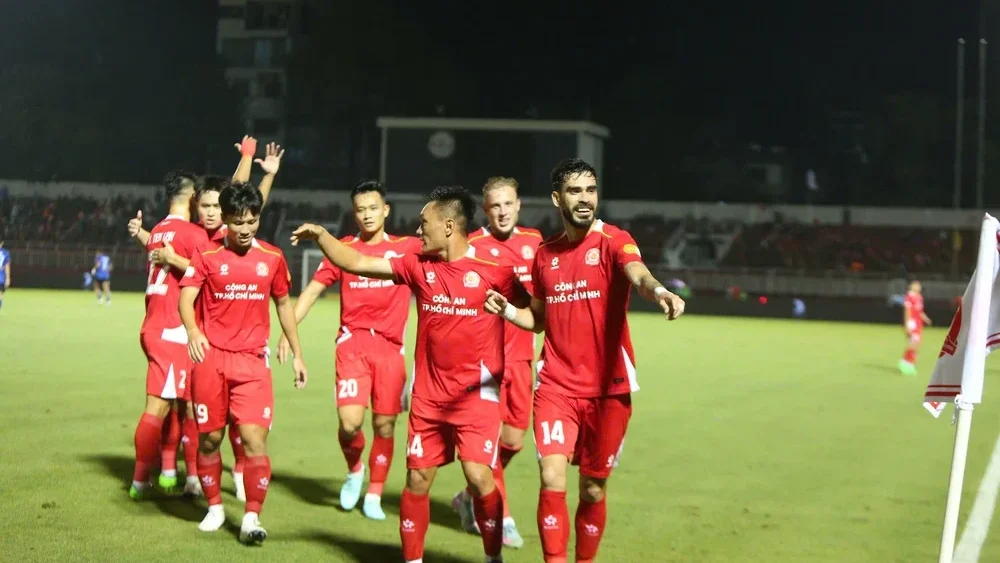 Sao ngoại lập hat-trick, CAHN đánh bại Hà Nội FC trong ‘đại tiệc bàn thắng’ tại Hàng Đẫy