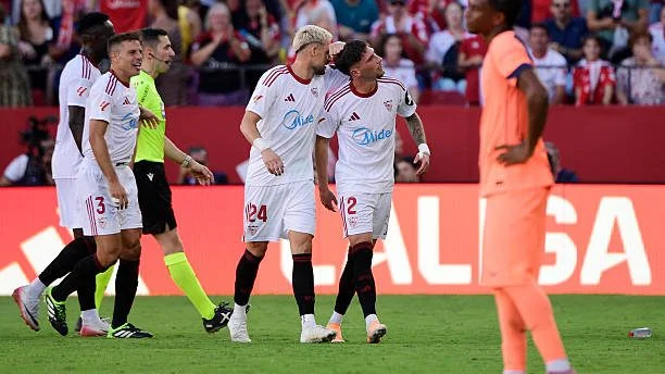 Lewandowski đá hỏng phạt đền, Barca thua tan nát, mất ngôi đầu La Liga