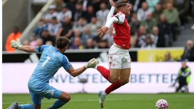 Arsenal xứng đáng được hưởng 11m ở tình huống Pope đốn ngã Gyokeres