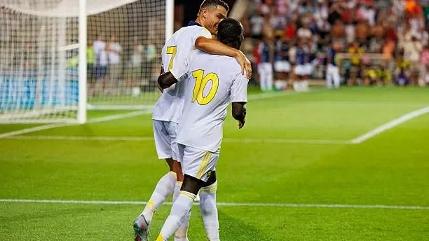 Ronaldo nhường Mane sút penalty trong ngày lập hat-trick