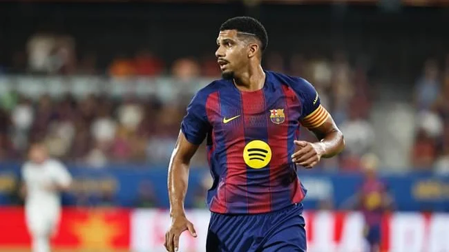 Liverpool nhắm Ronald Araujo thay Konate