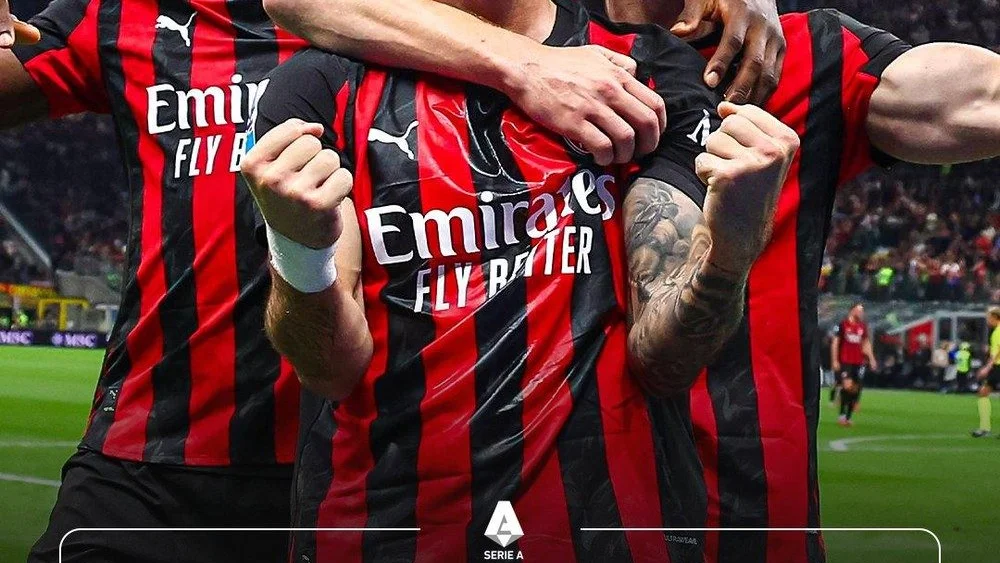 Thắng Napoli với 10 người, AC Milan chiếm ngôi đầu bảng ở Serie A