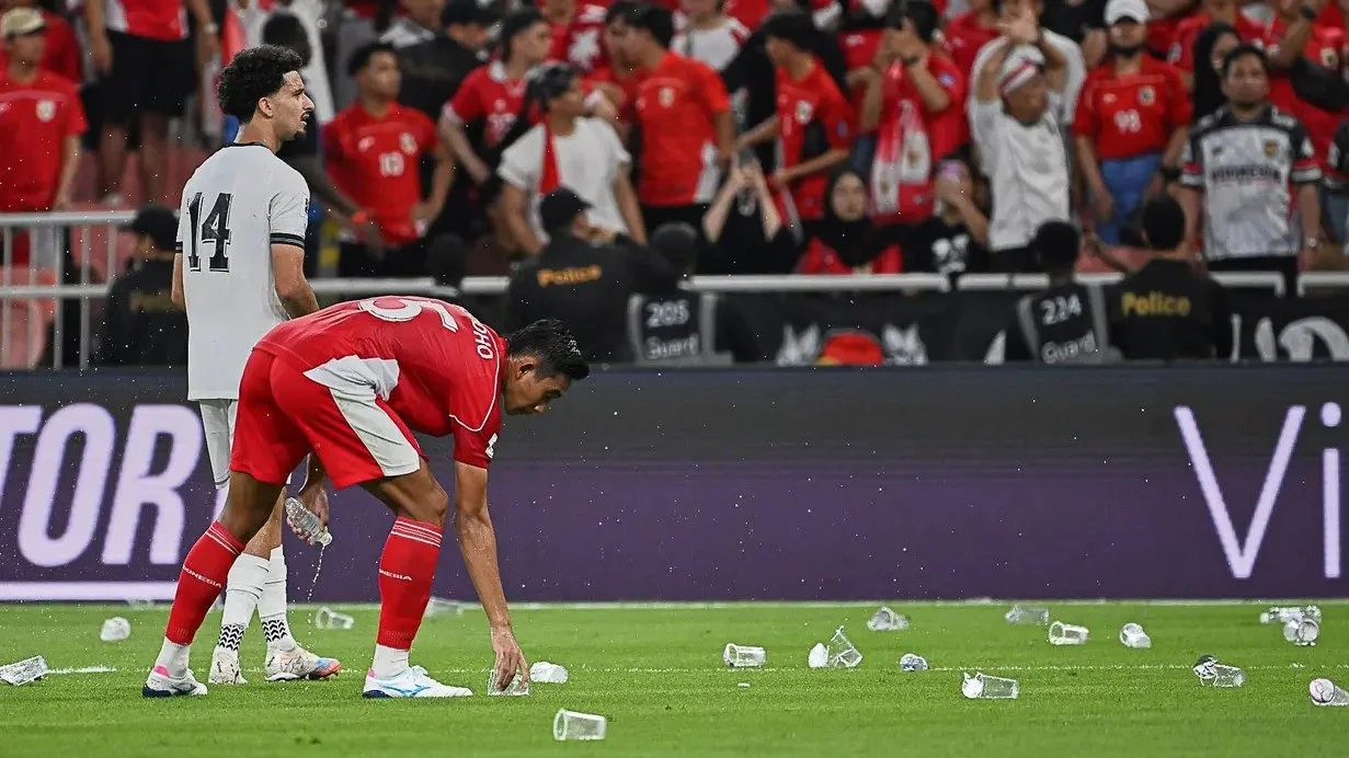 Hình ảnh xấu xí của CĐV Indonesia khiến AFC có thể vào cuộc