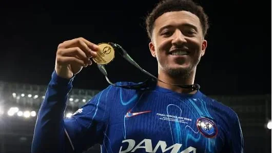 Jadon Sancho có câu trả lời cho Besiktas