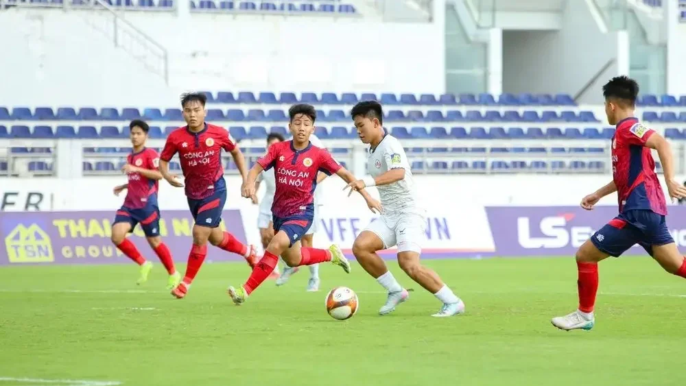 Con trai Quang Hải lại ghi bàn ở giải trẻ quốc gia