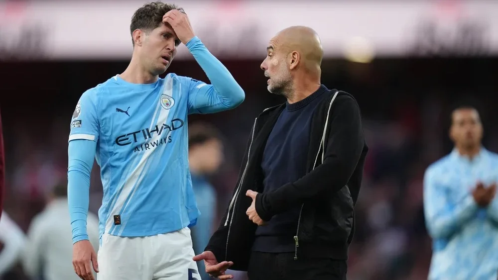 Khi Pep cũng phải 'dựng xe bus' ở Man City