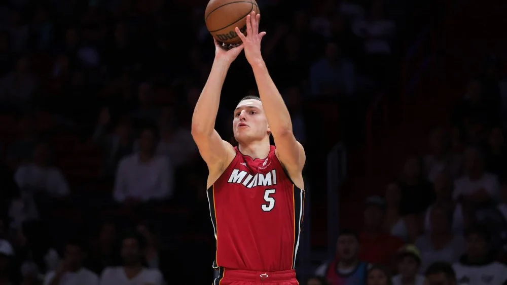 Chuyển nhượng NBA: Miami Heat “trói chân” tay ném hậu bối của Nikola Jokic
