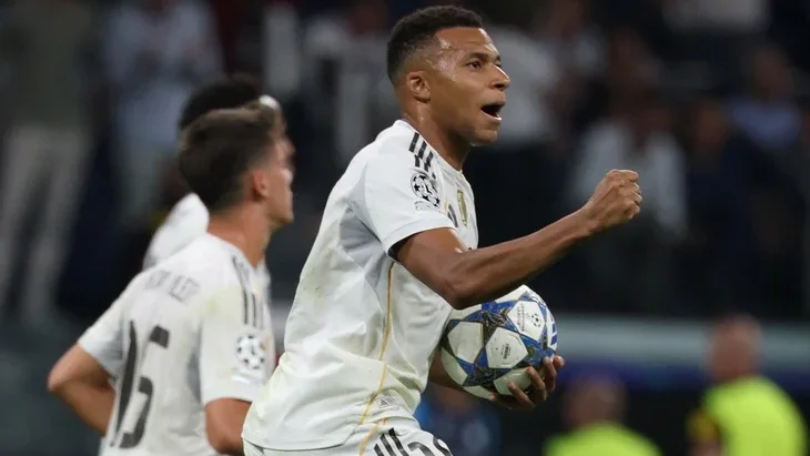 Khi Mbappe tỏa sáng, 10 người Real Madrid vẫn đủ thắng Marseille