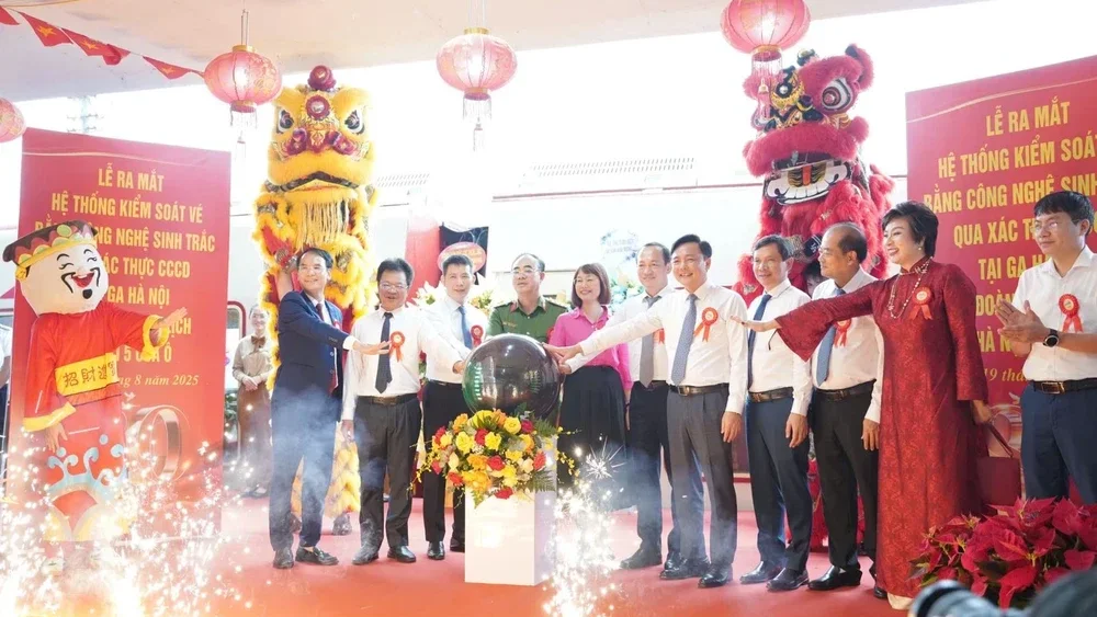 Ra mắt “Đoàn tàu 5 cửa ô” và hệ thống kiểm soát vé bằng công nghệ sinh trắc học