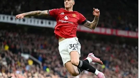 Wayne Rooney lên tiếng khen ngợi Benjamin Sesko