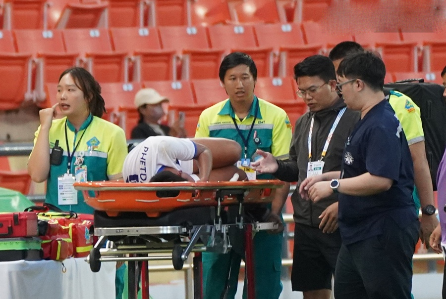 Hậu vệ này rời sân vì... thẻ đỏ và chấn thương.