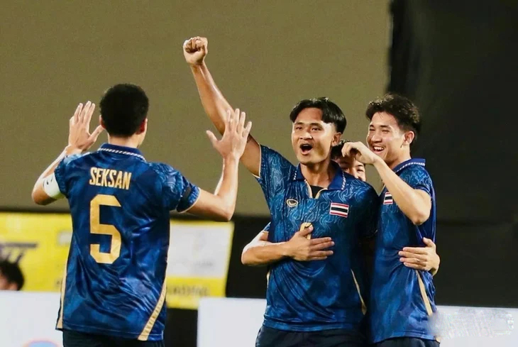 Yotsakorn Burapha (giữa) là chân sút tốt nhất môn bóng đá nam SEA Games 33 đến thời điểm này - Ảnh: NGUYÊN KHÔI