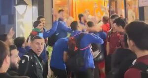 Cầu thủ U23 Jordan ăn mừng ở khách sạn của U23 Việt Nam.